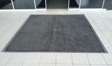 Резиновое покрытие для входа в торговый центр фото